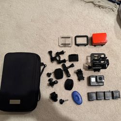 GoPro Hero 5 Black + 3 extra GoPro batteries + accessories and case