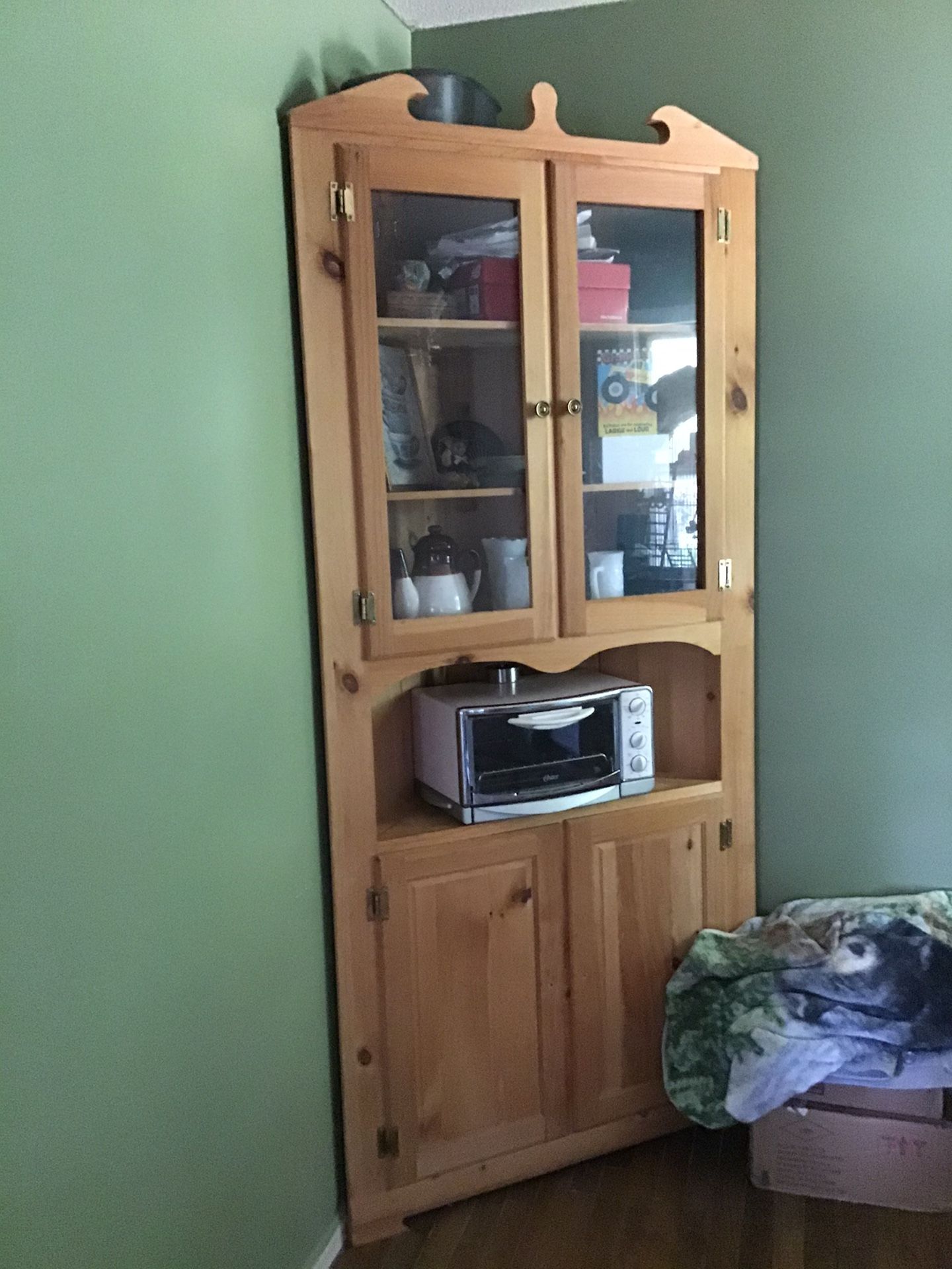 Corner hutch