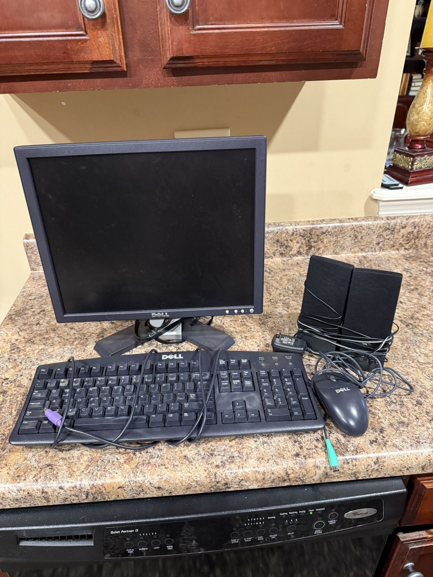 Del Computer Screen, Keyboard, Mouse & Speakers