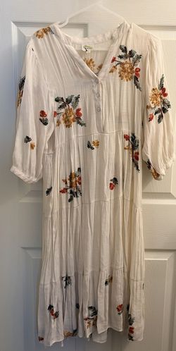 Pretty Floral Embroidery Dress – M, Fits Large