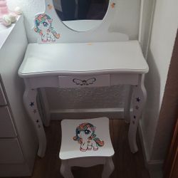 girl's dressing table