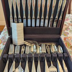 BRAND NEW, NO POLISHING REQUIRED!! PERFECT CONDITION YAMAZAKI SERVICE FOR 12 WITH EXTRA SERVING PIECES AND STORAGE BOX INCLUDED 