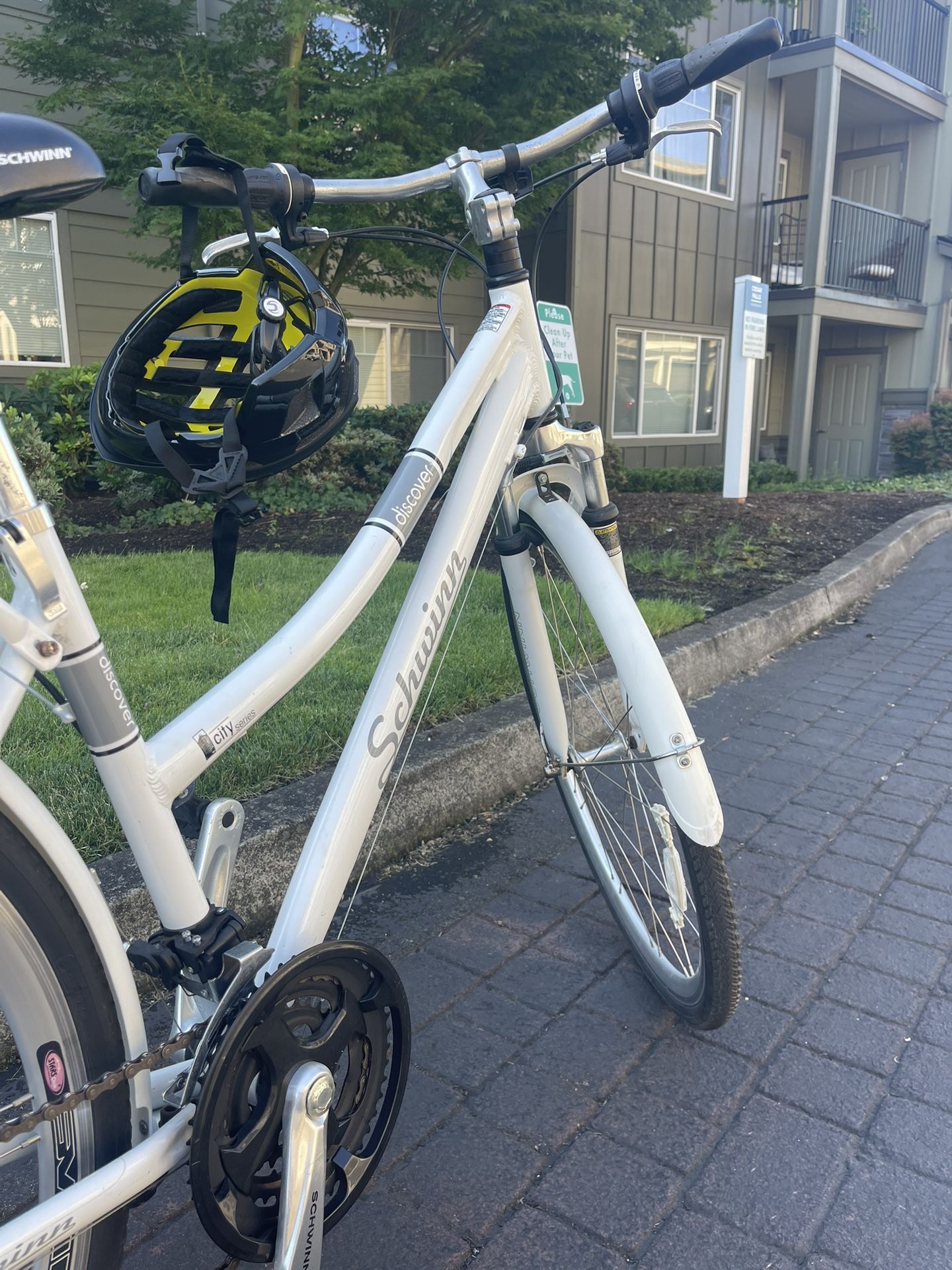 Schwinn Discover Women’s 700c Hybrid Commuter Bike
