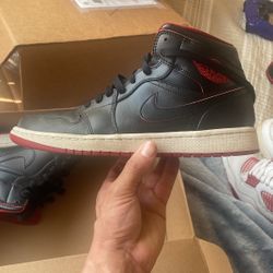 Jordan 1 Blood Line Mid Like New Size 8.5