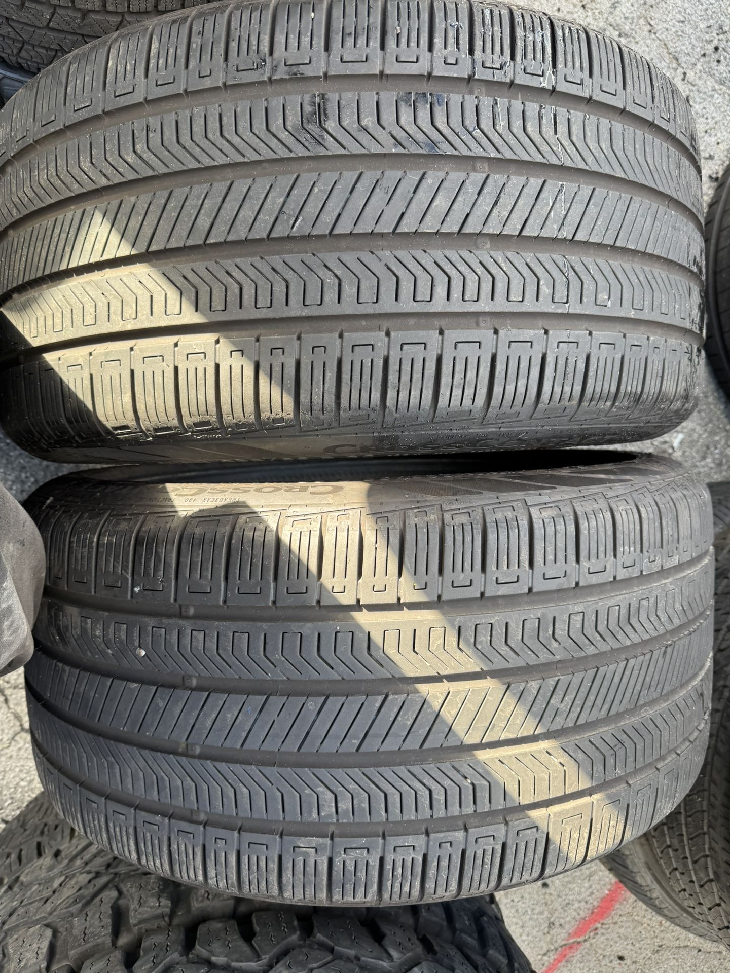 (2) 295/35R22 PAIR OF USED TIRES CONTINENTAL 70% LIFE !!