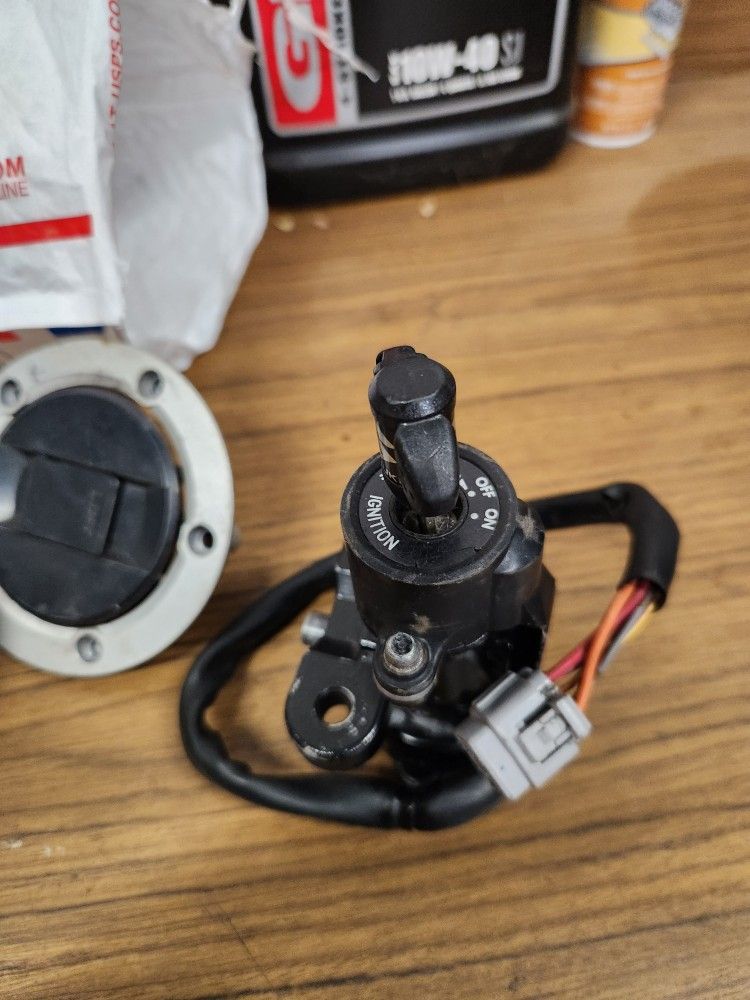 Gsxr 1000 key ignition and Gas tank Cover