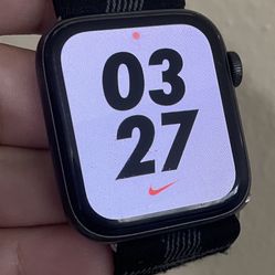 Model: Apple Watch SE (GPS, 44mm)