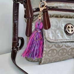 Wool Tassel bag Hearts charm. tassel keychain. Valentine's day gift. tassel zipper pull charm. long tassel hearts charm. llavero mota larga