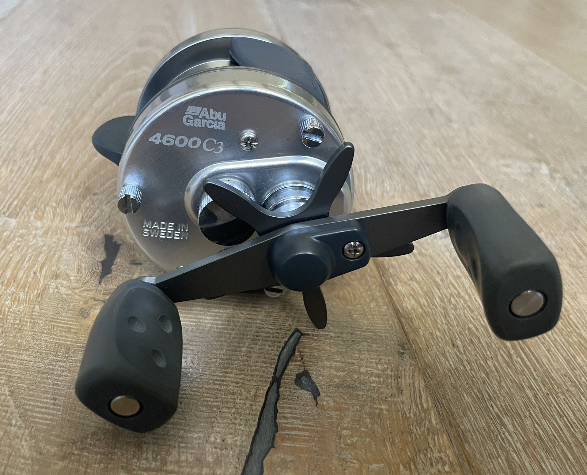 daiwa ambassador reel STTLW30HB Saltist LW Conventional Levelwind The reels 90mm swept handle ensures a secure grip and precise handling Daiwa Tanacom 800 Electric Reel