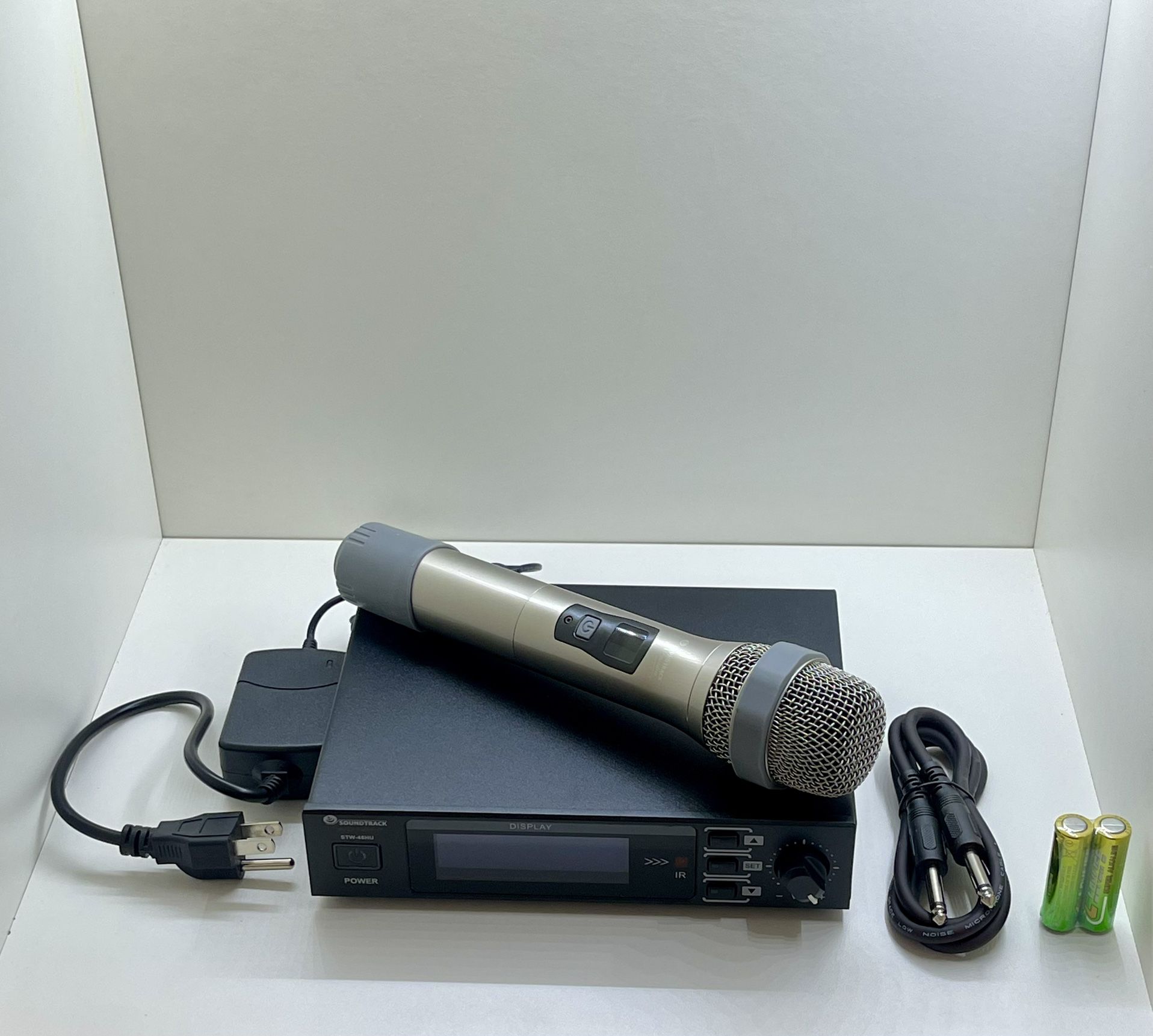 Professional Wireless Microphone With UHF Frequency. 