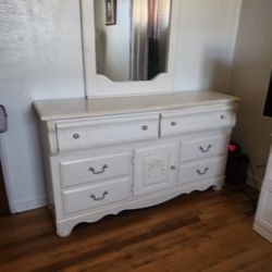 BEAUTIFULL DRESSER 