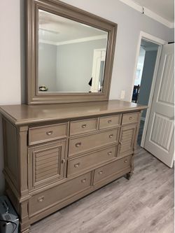 DRESSER