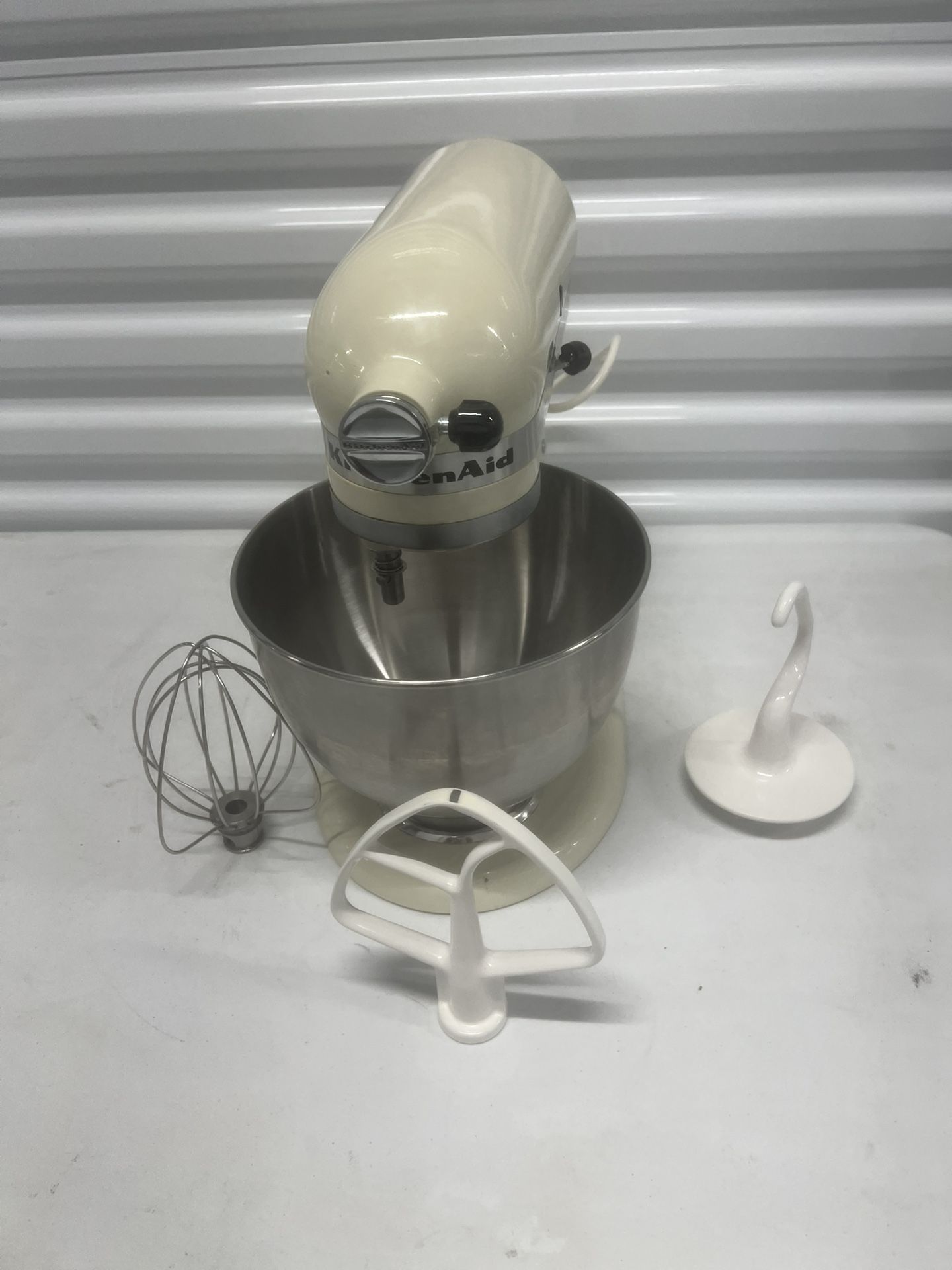 NICE KitchenAid K45SS Off White Creme 4.5qt Tilt Head Stand Mixer & Accessories. Only comes with what’s pictured. Used in good condition with minor c