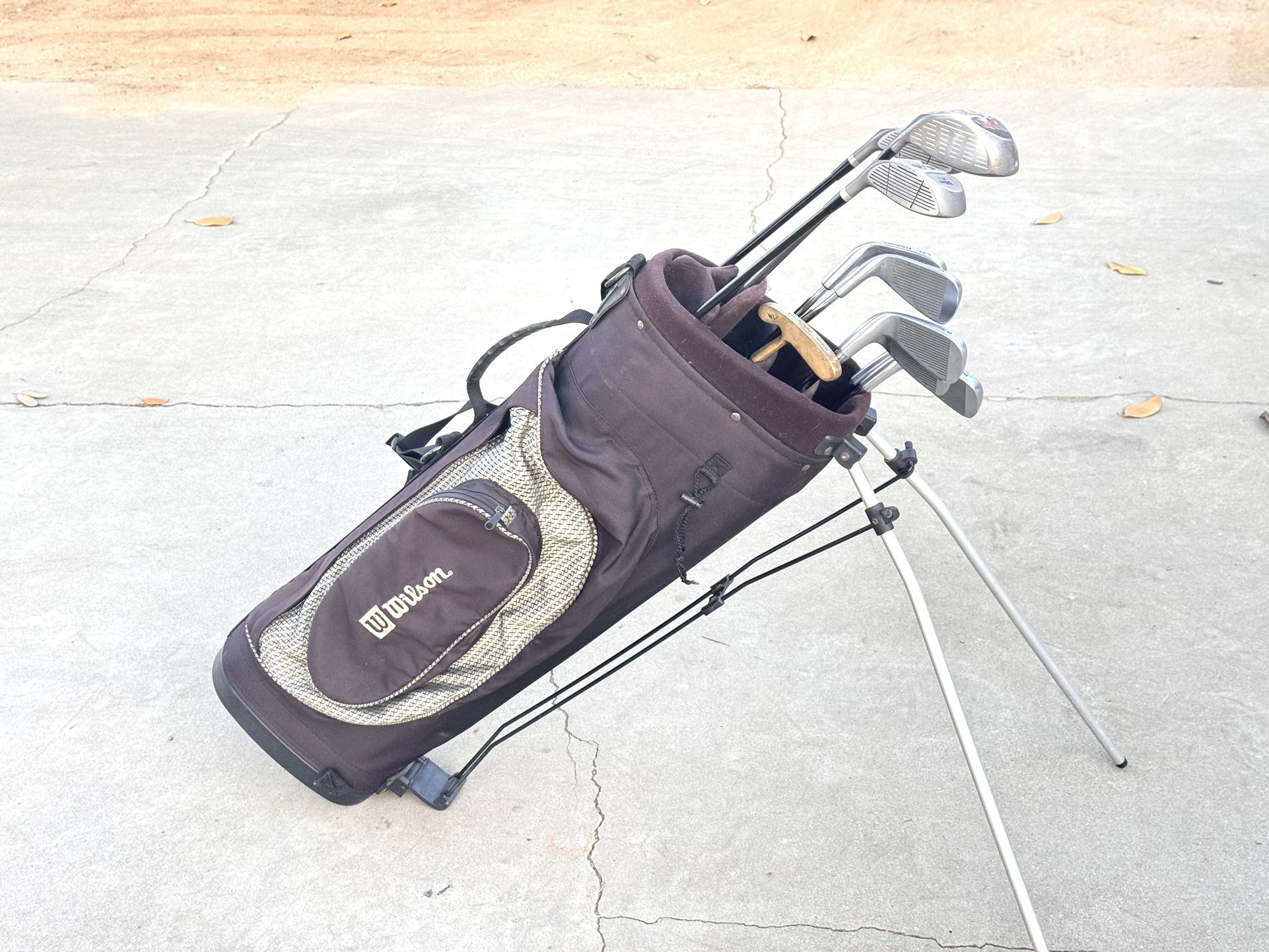 WILSON Complete Golf Club Set With Bag.