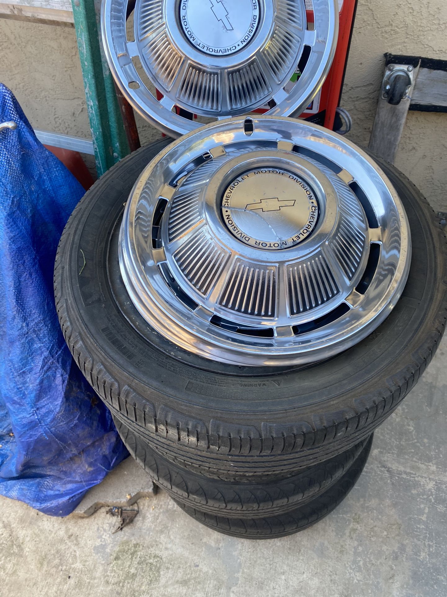 Hard to find 15 inch Chevy stock rims came off 69 impala,with the hub caps 