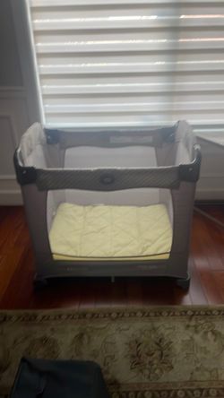 Graco Travel Crib with mattress,easy to folding.