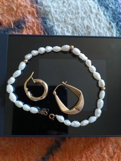 14k gold earrings ,plus sea pearl bracelet with gold