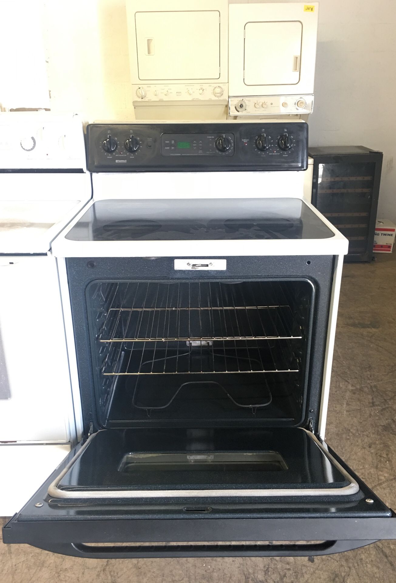Black and White Kenmore Stove! Excellent conditions! 4 months of warranty and fast delivery
