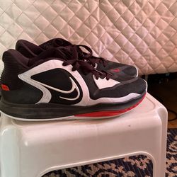 Kyrie Shoe