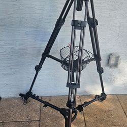 Magnus Vt-4000 Tripod System With Fluid Head Like New