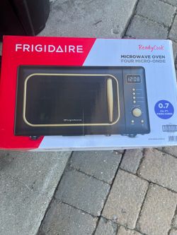FRIGIDAIRE EMW788RETRO 0.7 cu. ft. Retro Microwave, Black-Gold