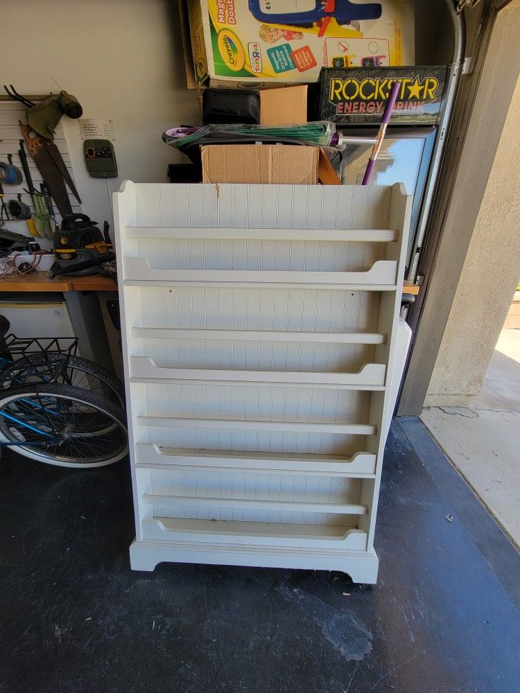 Book / Magazine Display Shelf