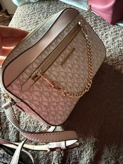 Bolso Mk. Color rosa.