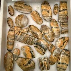 Lapidary Material for Collectors .& Jewelers Cabochons & artists - Rough Material & Slabs