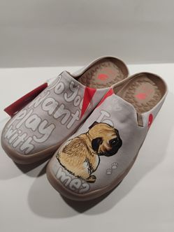 UIN " wanna play 2" slip on shoes. W8.5