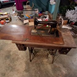 VINTAGE SINGER  SEWING MACHINE....