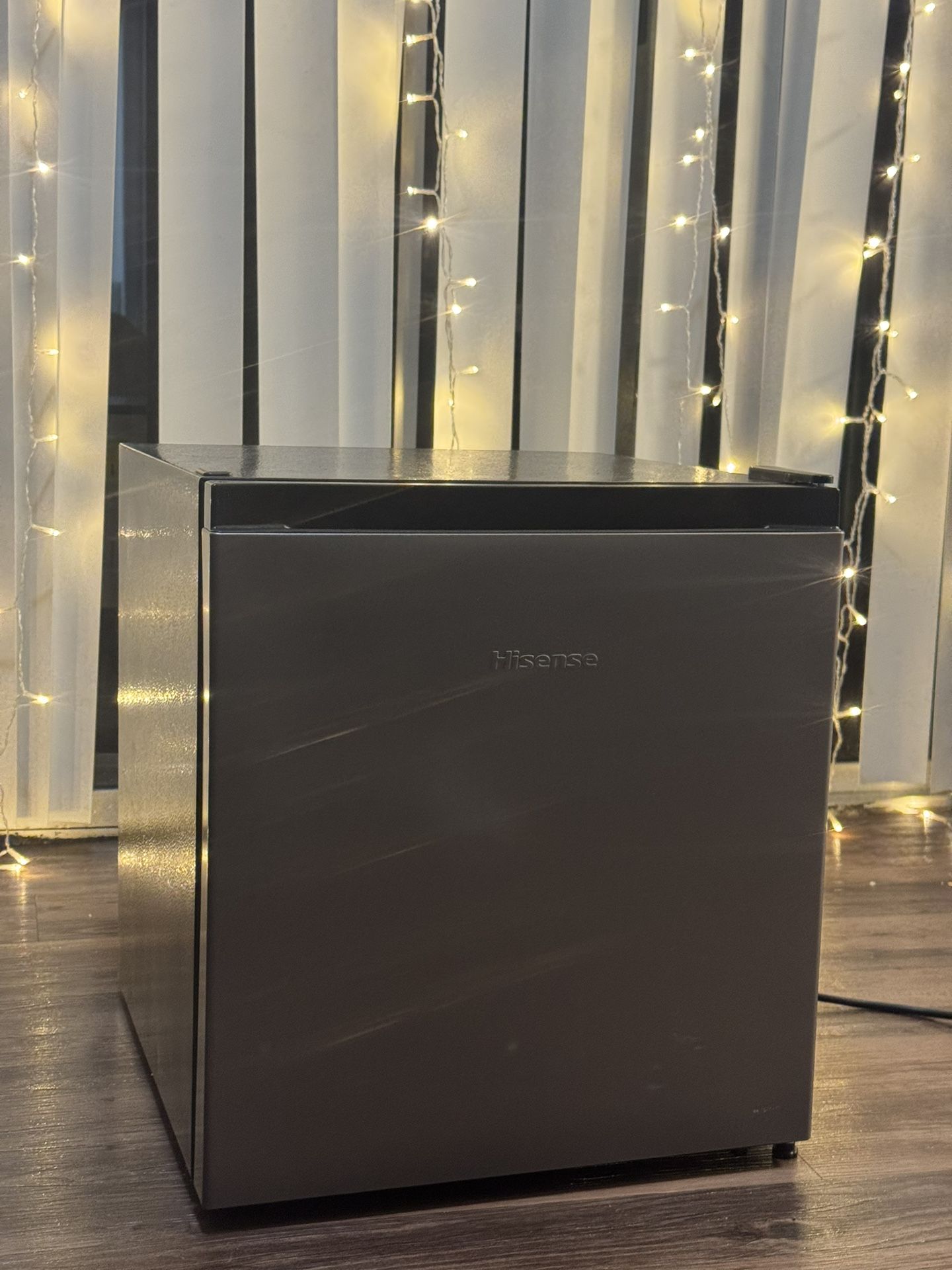 Hisense Mini Fridge – Excellent Condition!