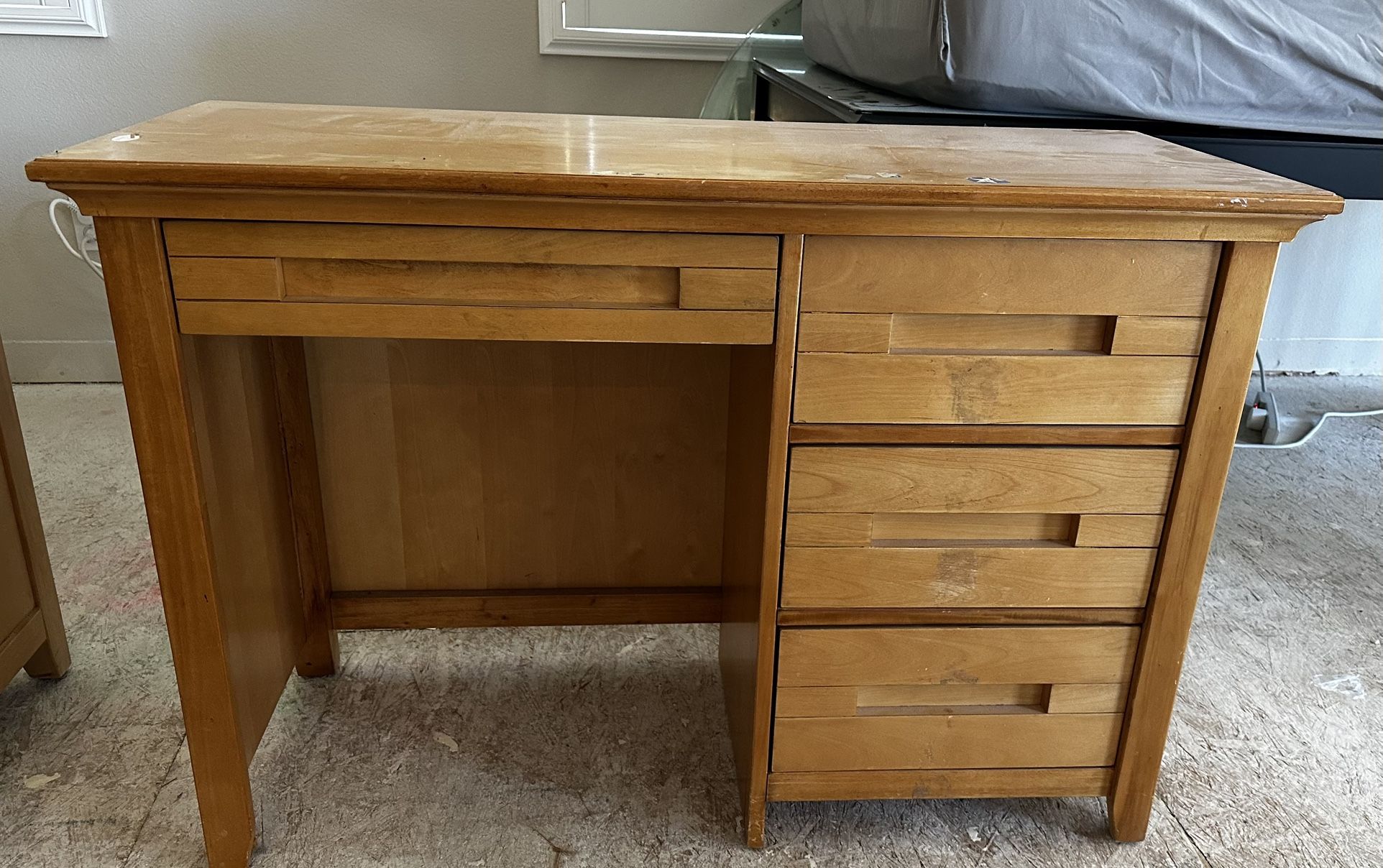 Student Desk With 4 Drawers Perfect For Students Of All Ages