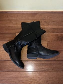Girls size 5 black boots worn three times in good condition