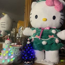 Hello Kitty holiday greeter🎄