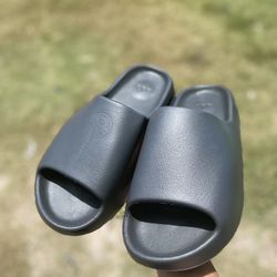 🖤 Black Yeezy Slides - Size 9.5- Stylish & Comfy! 🖤