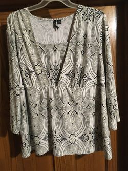ESSENTIALS BY MILANO WHITE BLACK GREEN PAISLEY TOP V NECK 1X