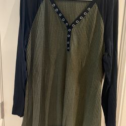 NEW” Green Light Weight Blouse With Black Long Sleeve. Size 14/16