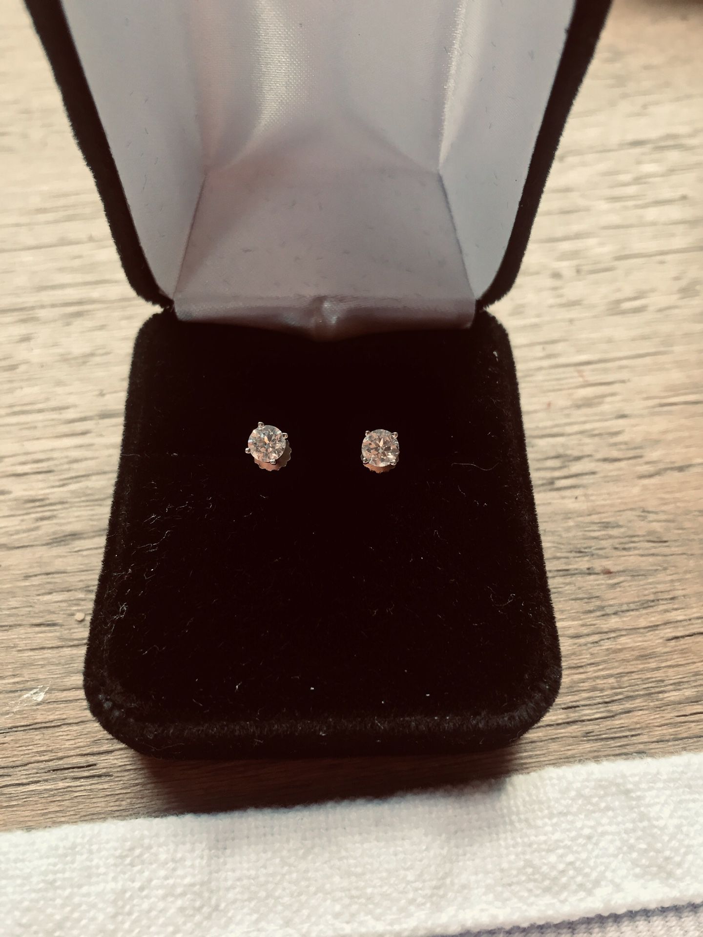 Diamond earrings- Brilliant Round with twist backs