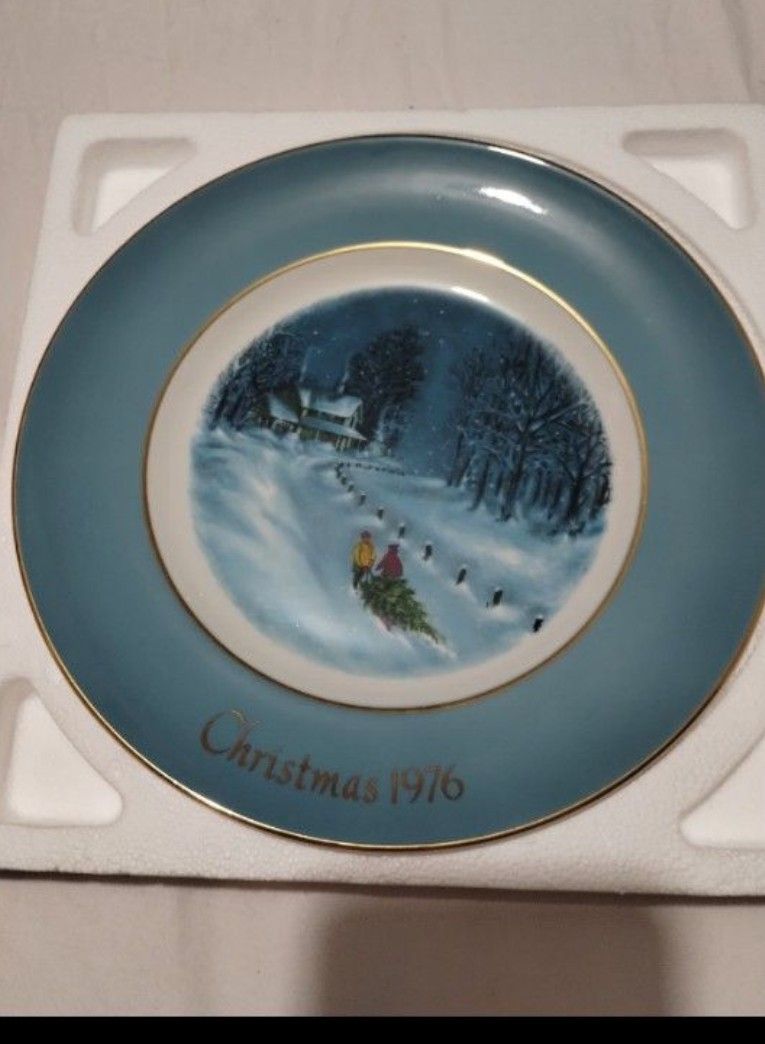 1977 AVON COLLECTION PORCELAIN PLATE8"