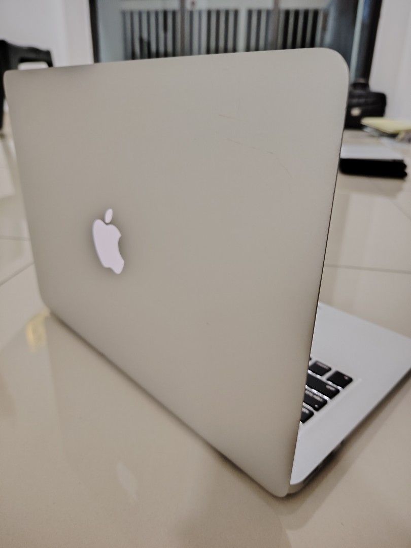 Apple MacBook Air 13” I5/4GB/128GB SSD $180