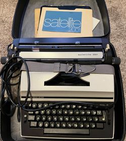 Adler Satellite 2001 Electric Typewriter With Case