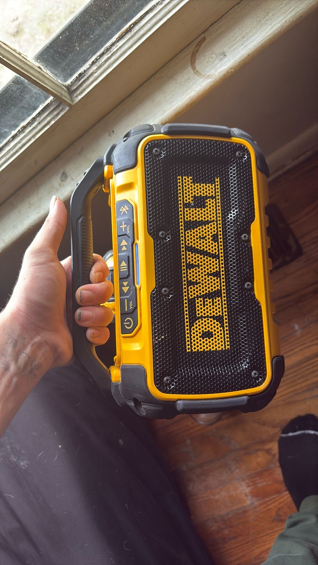 DEWALT SPEAKER ! BATTERIES INCLUDED! READ DESCRIPTION