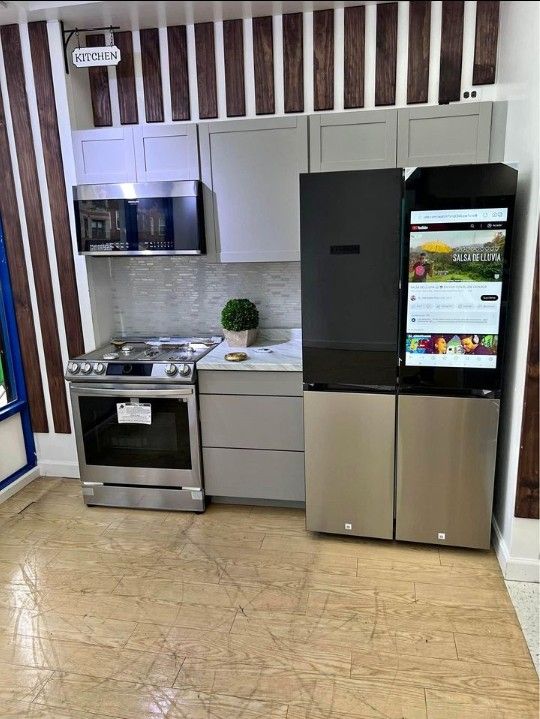 Samsung Bespoke Refrigerator With Tv Screen/Family Hub/tab