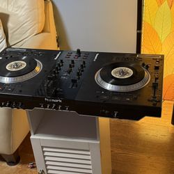 Numark NS7 DJ Controller / Untested , Powers On 