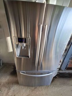Samsung Frenchdoor Refrigerator ice maker and water dispenser