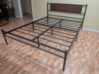 Metal Qu,een Be,d Frame, Simple Design, No Noise, No Box Sprin,g Required, Aged Brown. Delivery available.