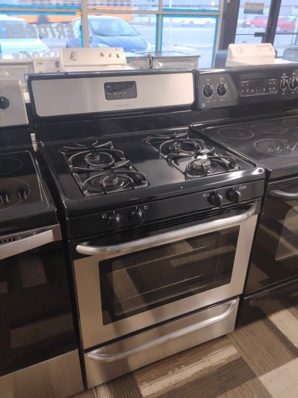 Frigidaire 4 Burner Gas Stainless Steel Stove Warranty Included Delivery & Financing Available !
