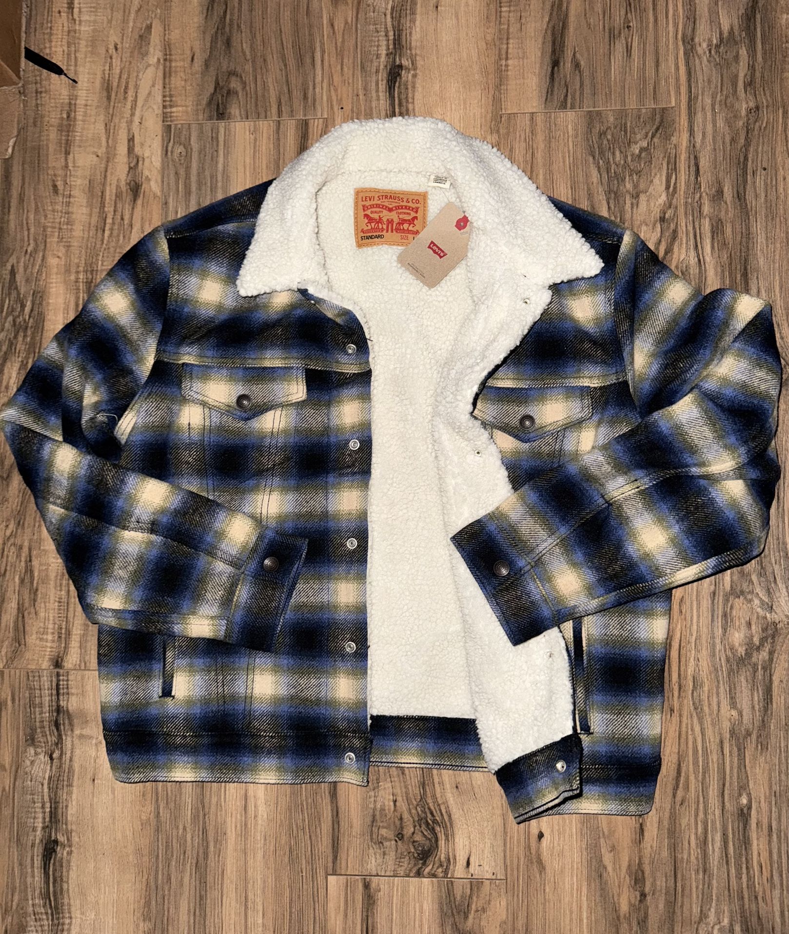 New men’s size medium & large Levi’s Sherpa jacket