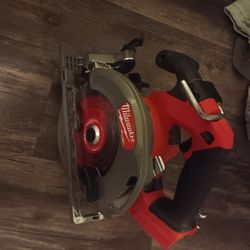 Cordless Milwuakee Saw