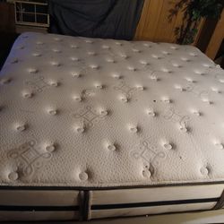 Simmons King Size Beautyrest Mattress With Matching Box Springs